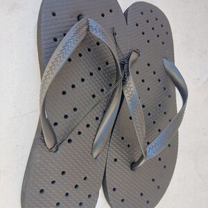 Room Essentials Men's Dark Flip Flops